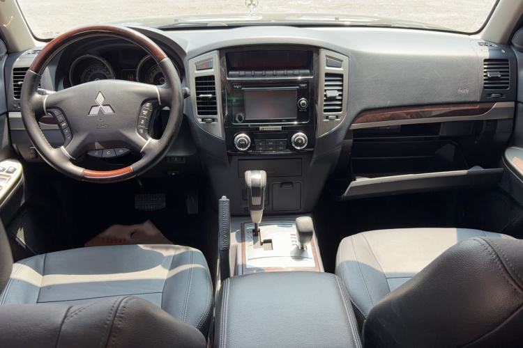 Used Mitsubishi Pajero  Interior 3