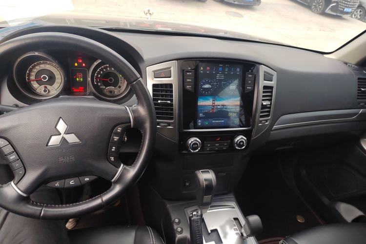 Used Mitsubishi Pajero  Interior 3