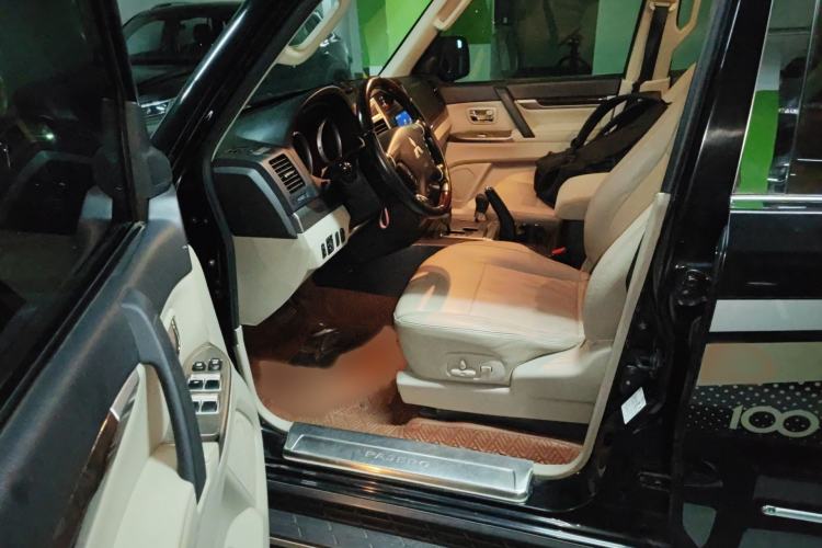 Used Mitsubishi Pajero  Interior 3