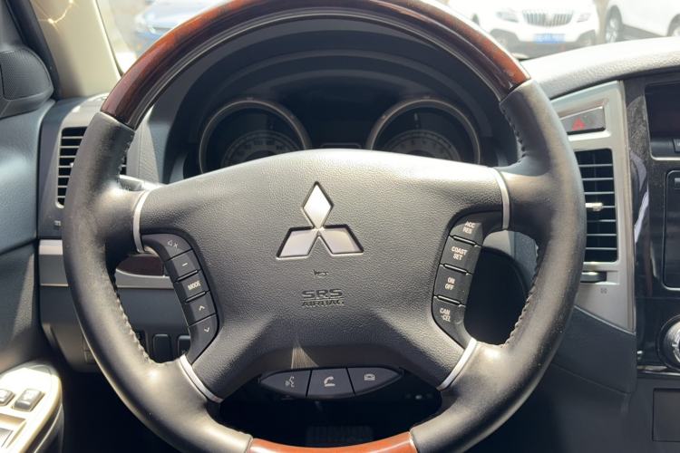Used Mitsubishi Pajero  Interior 4