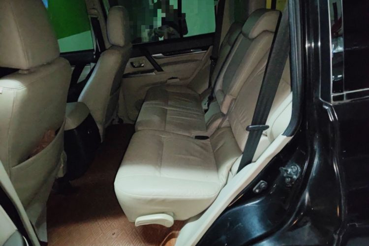 Used Mitsubishi Pajero  Interior 4