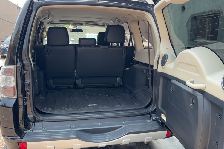 Used Mitsubishi Pajero  Interior 5
