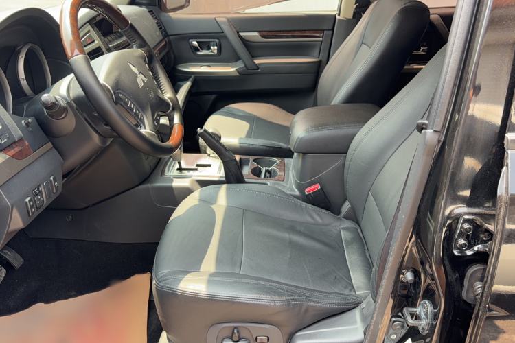 Used Mitsubishi Pajero  Interior 6