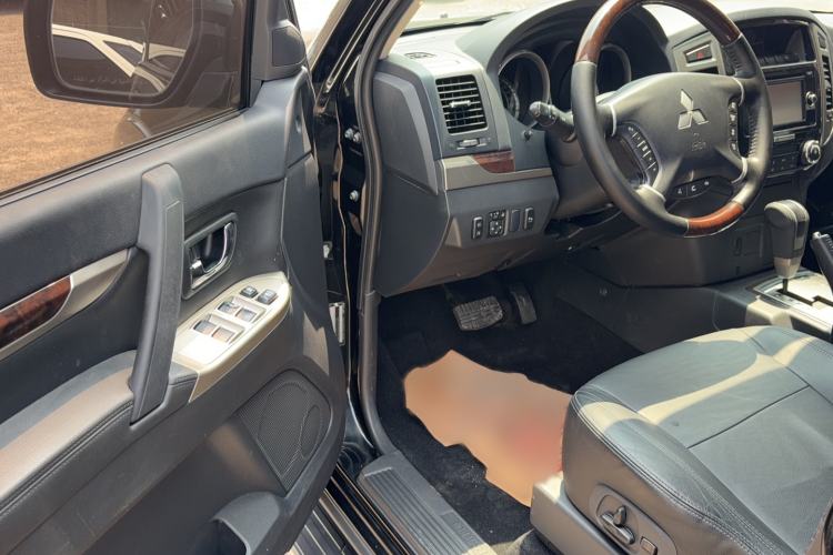 Used Mitsubishi Pajero  Interior 7