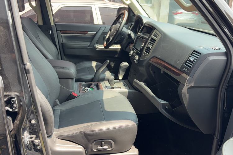 Used Mitsubishi Pajero  Interior 8