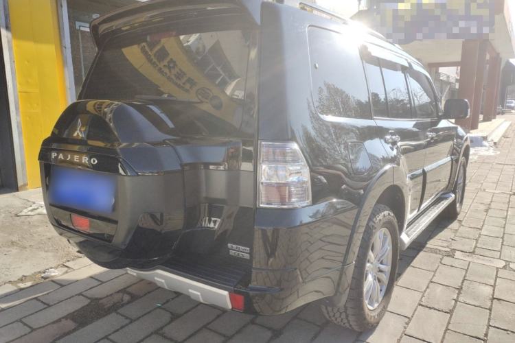 Used Mitsubishi Pajero  Rear Right 45 Deg