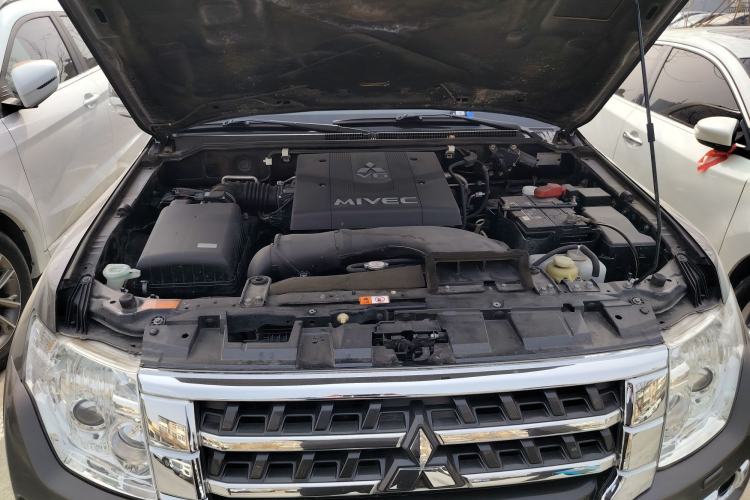 Used Mitsubishi Pajero  Engine Bay