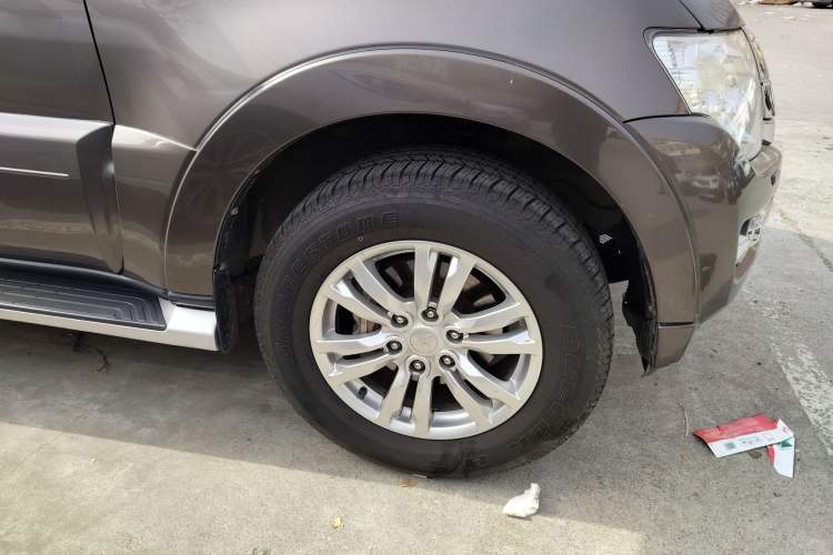 Used Mitsubishi Pajero  Exterior 7