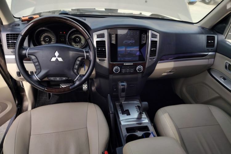 Used Mitsubishi Pajero  Interior 2