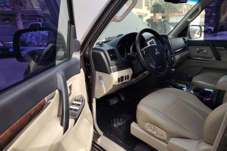 Used Mitsubishi Pajero  Interior 3
