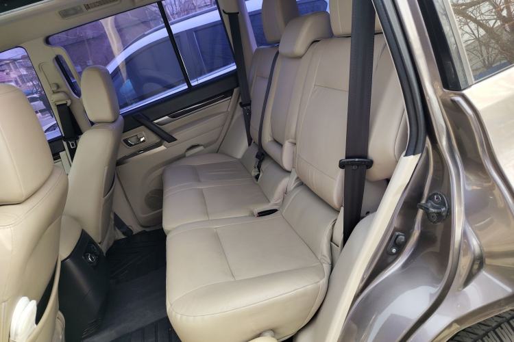 Used Mitsubishi Pajero  Interior 4