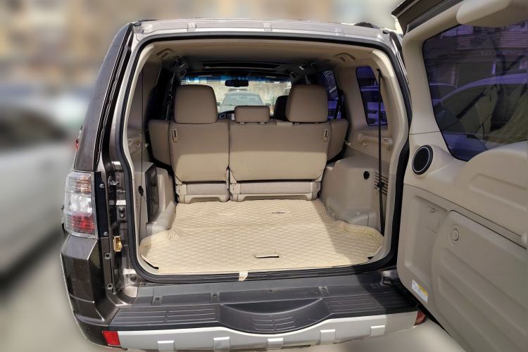 Used Mitsubishi Pajero  Trunk