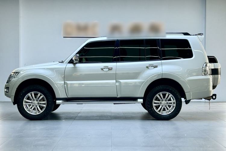 Used Mitsubishi Pajero  Exterior 2