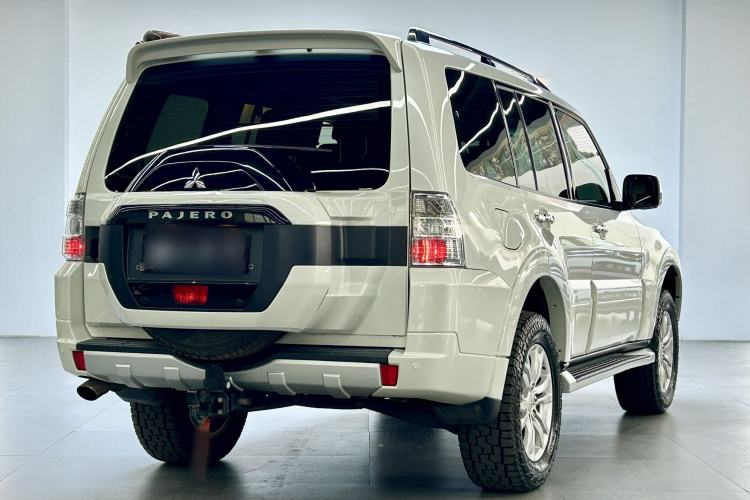 Used Mitsubishi Pajero  Exterior 4