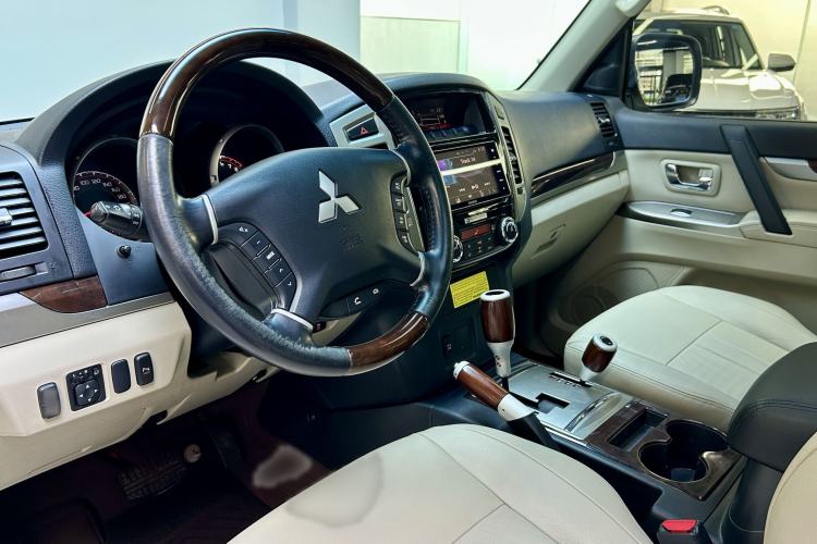 Used Mitsubishi Pajero  Interior 1