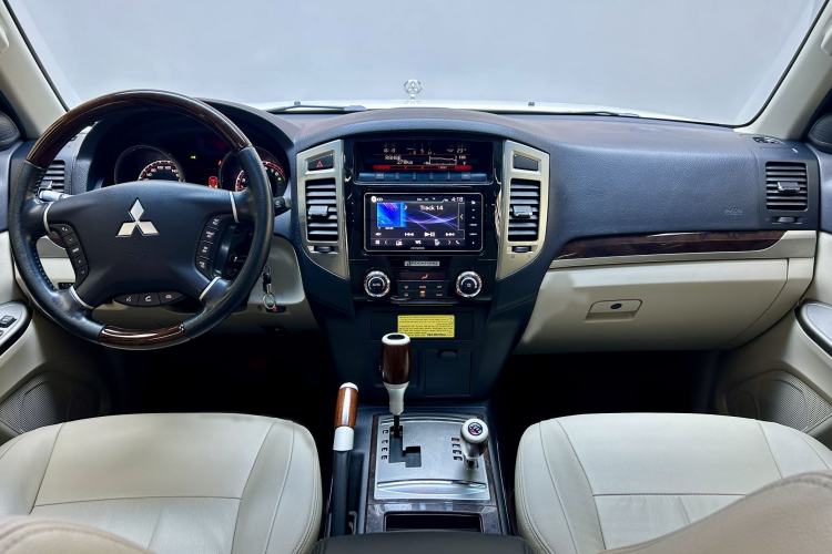 Used Mitsubishi Pajero  Interior 2