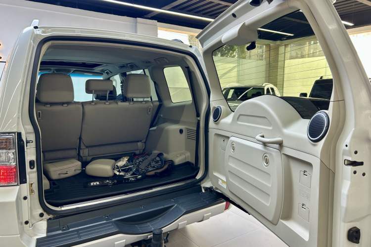 Used Mitsubishi Pajero  Interior 3