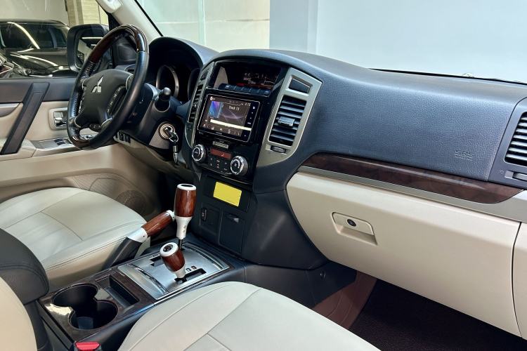 Used Mitsubishi Pajero  Interior 4
