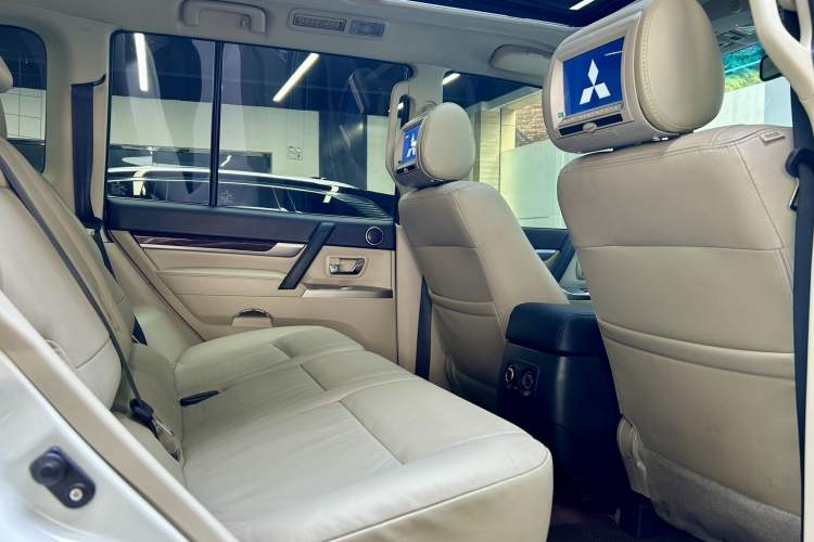 Used Mitsubishi Pajero  Interior 5