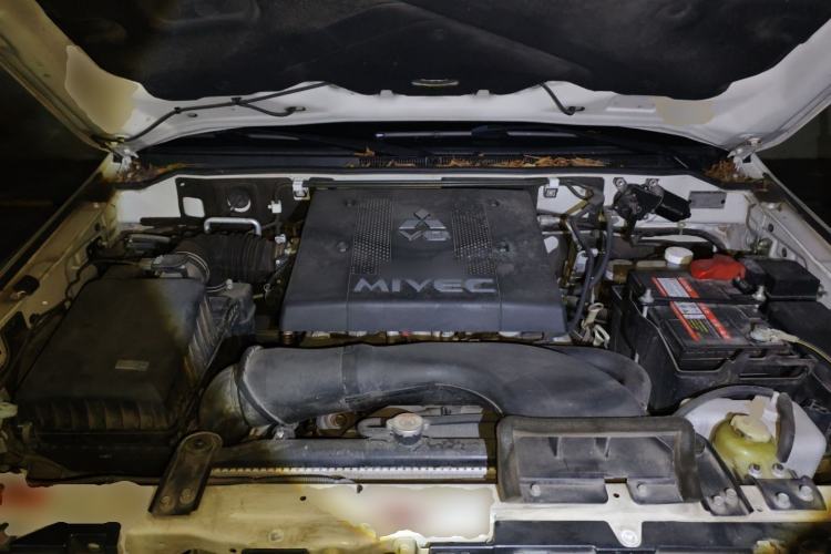 Used Mitsubishi Pajero  Engine Bay