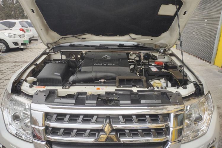Used Mitsubishi Pajero  Engine Bay