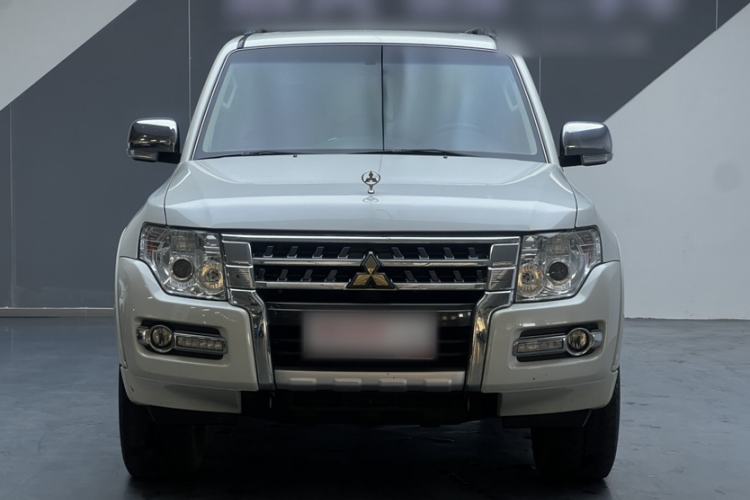 Used Mitsubishi Pajero  Exterior 1
