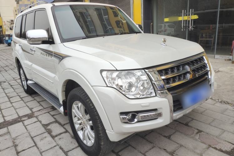 Used Mitsubishi Pajero  Exterior 2