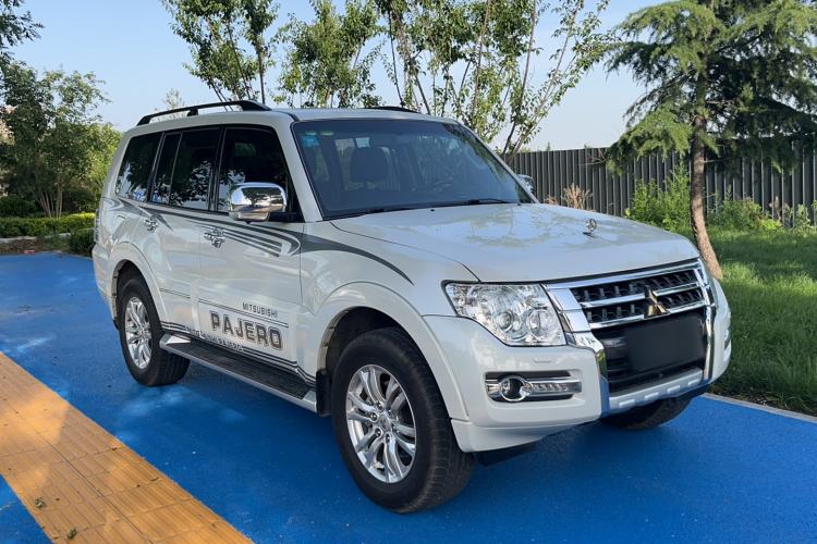 Used Mitsubishi Pajero  Exterior 2