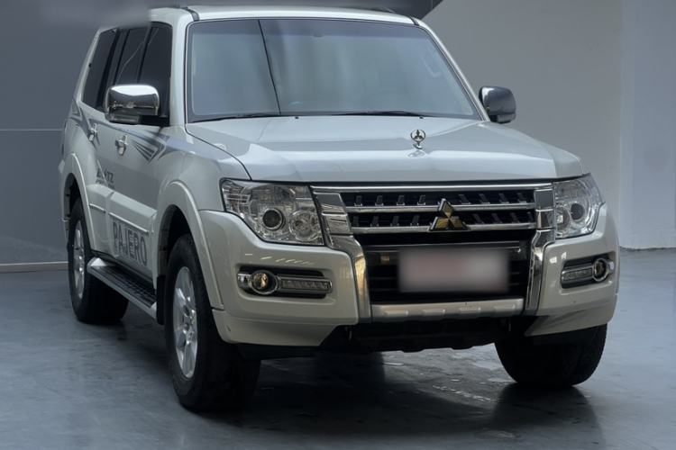 Used Mitsubishi Pajero  Exterior 2