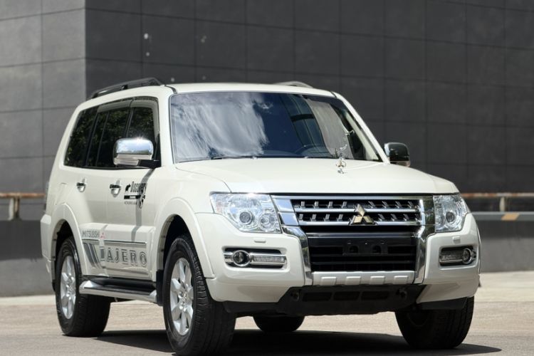 Used Mitsubishi Pajero  Exterior 2