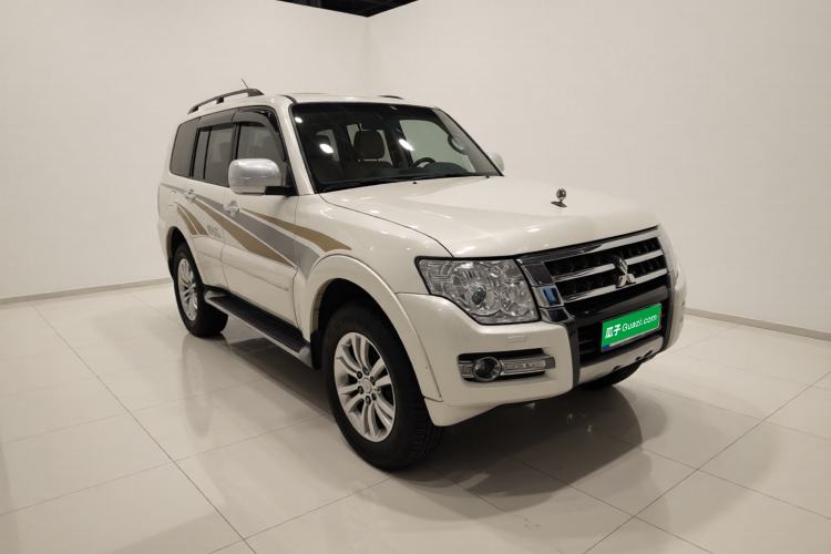 Used Mitsubishi Pajero  Exterior 2
