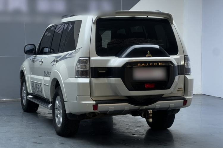 Used Mitsubishi Pajero  Exterior 3