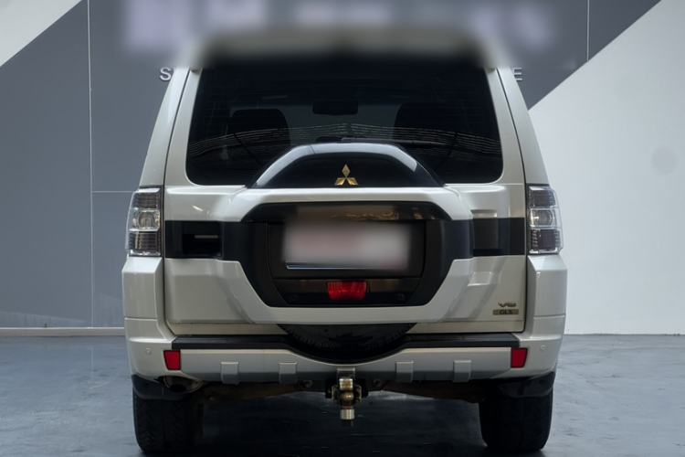 Used Mitsubishi Pajero  Exterior 4