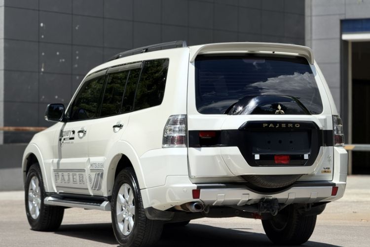 Used Mitsubishi Pajero  Exterior 4