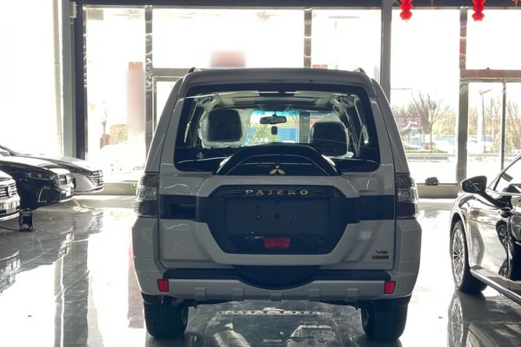 Used Mitsubishi Pajero  Exterior 5