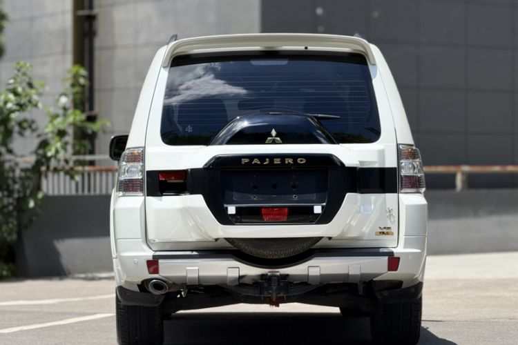 Used Mitsubishi Pajero  Exterior 6