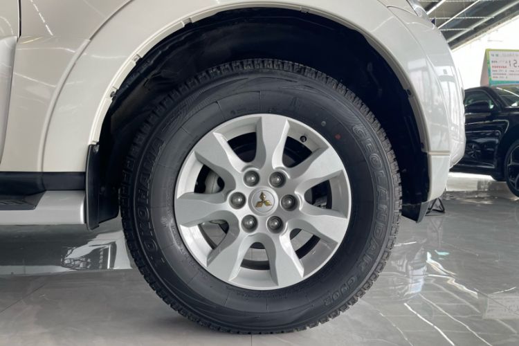 Used Mitsubishi Pajero  Exterior 7