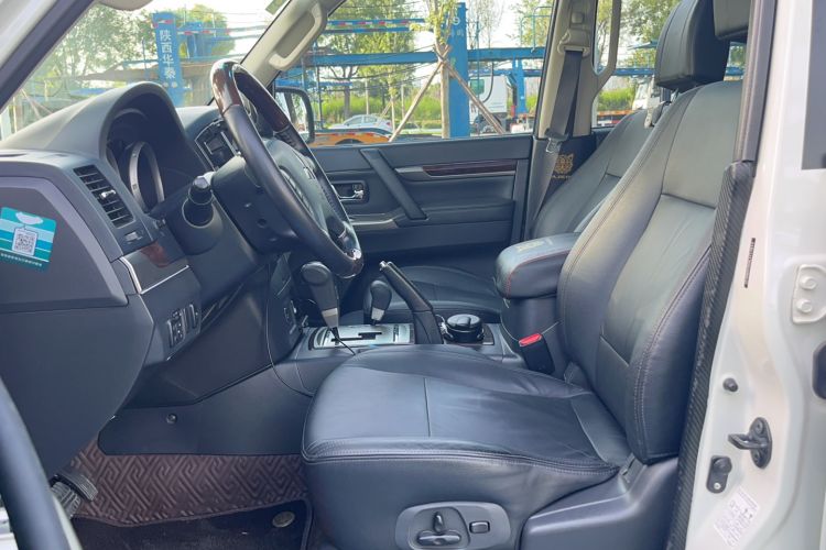 Used Mitsubishi Pajero  Interior 1