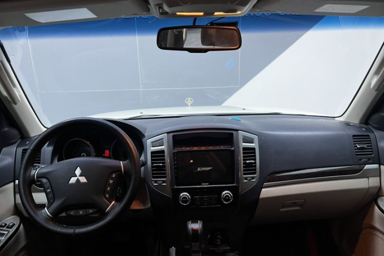 Used Mitsubishi Pajero  Interior 1