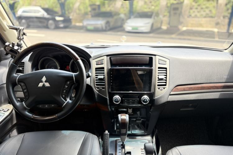 Used Mitsubishi Pajero  Interior 1