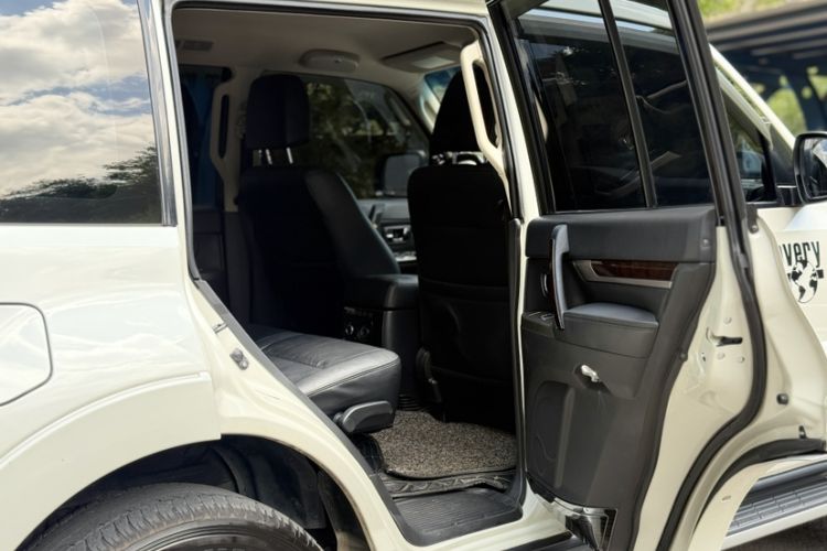 Used Mitsubishi Pajero  Interior 10