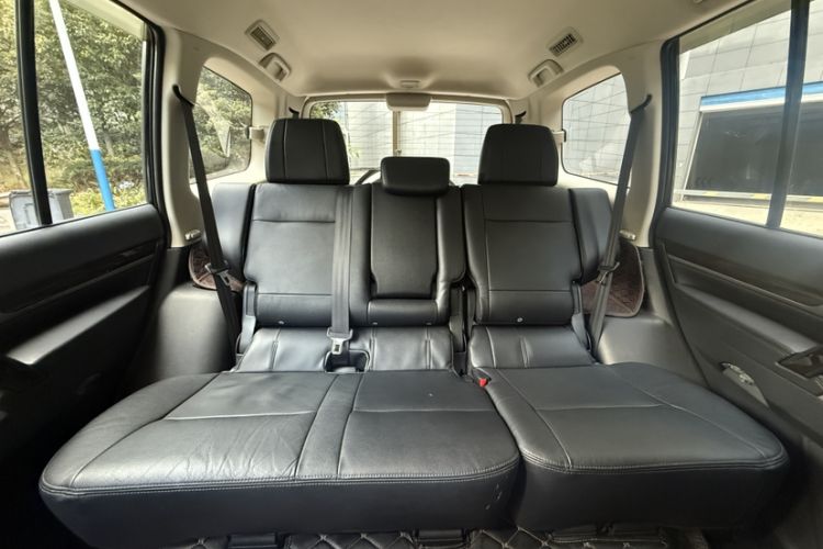 Used Mitsubishi Pajero  Interior 11