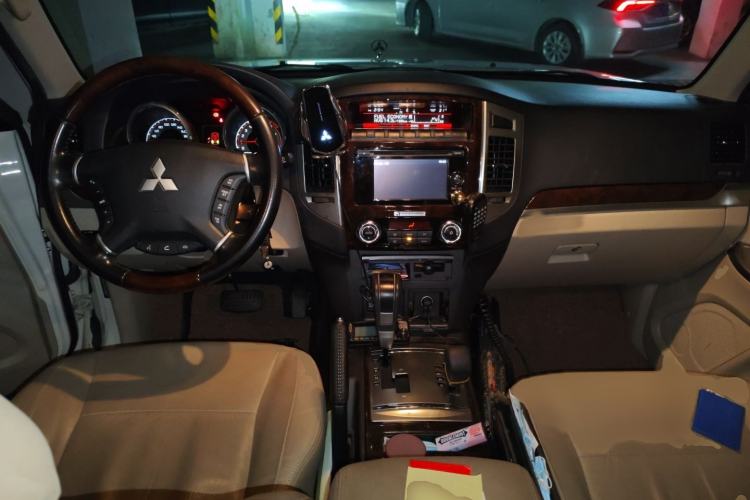 Used Mitsubishi Pajero  Interior 2