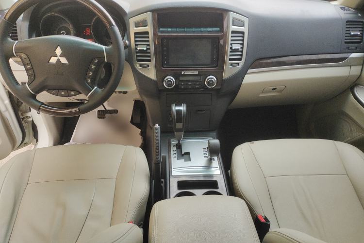 Used Mitsubishi Pajero  Interior 2