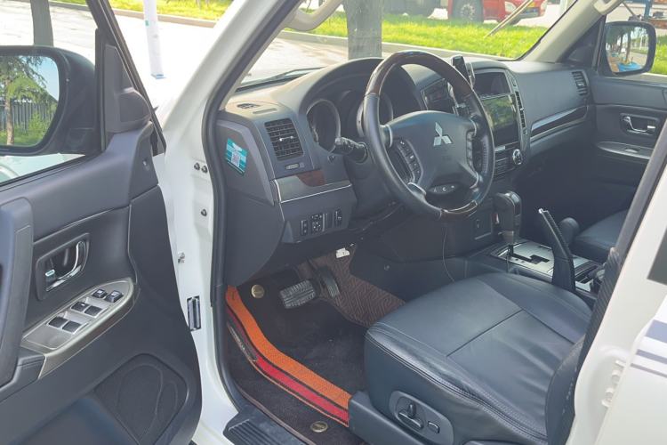 Used Mitsubishi Pajero  Interior 2