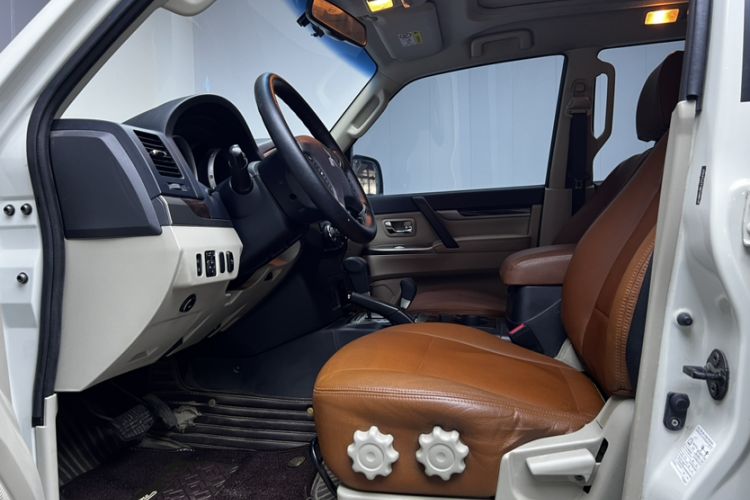 Used Mitsubishi Pajero  Interior 2