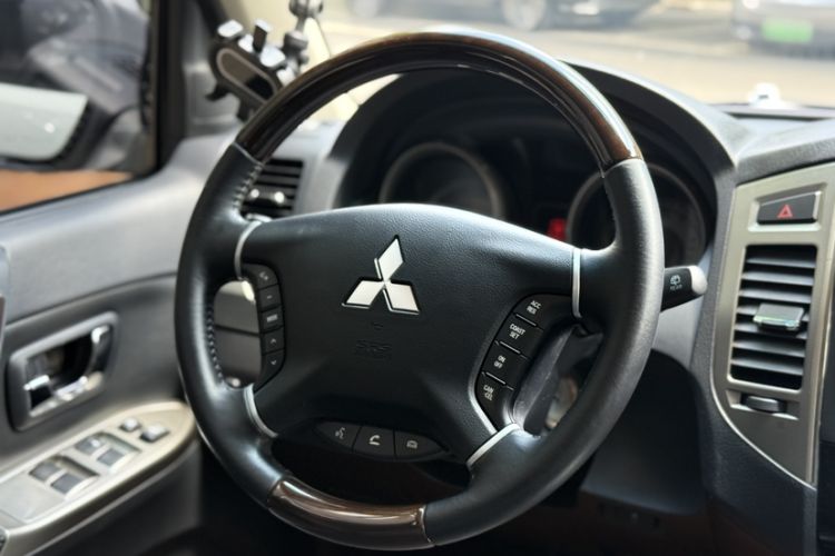 Used Mitsubishi Pajero  Interior 2