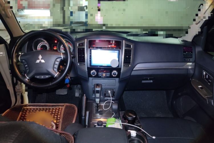 Used Mitsubishi Pajero  Interior 2