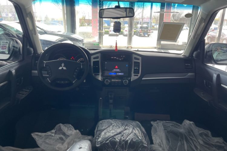 Used Mitsubishi Pajero  Interior 2