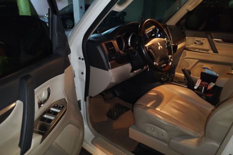 Used Mitsubishi Pajero  Interior 3